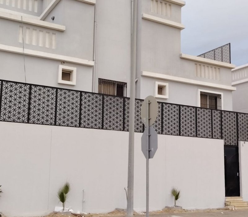 تركيب سواتر قص ليزر متينة مقاومة للعوامل الجوية – حداد الدمام